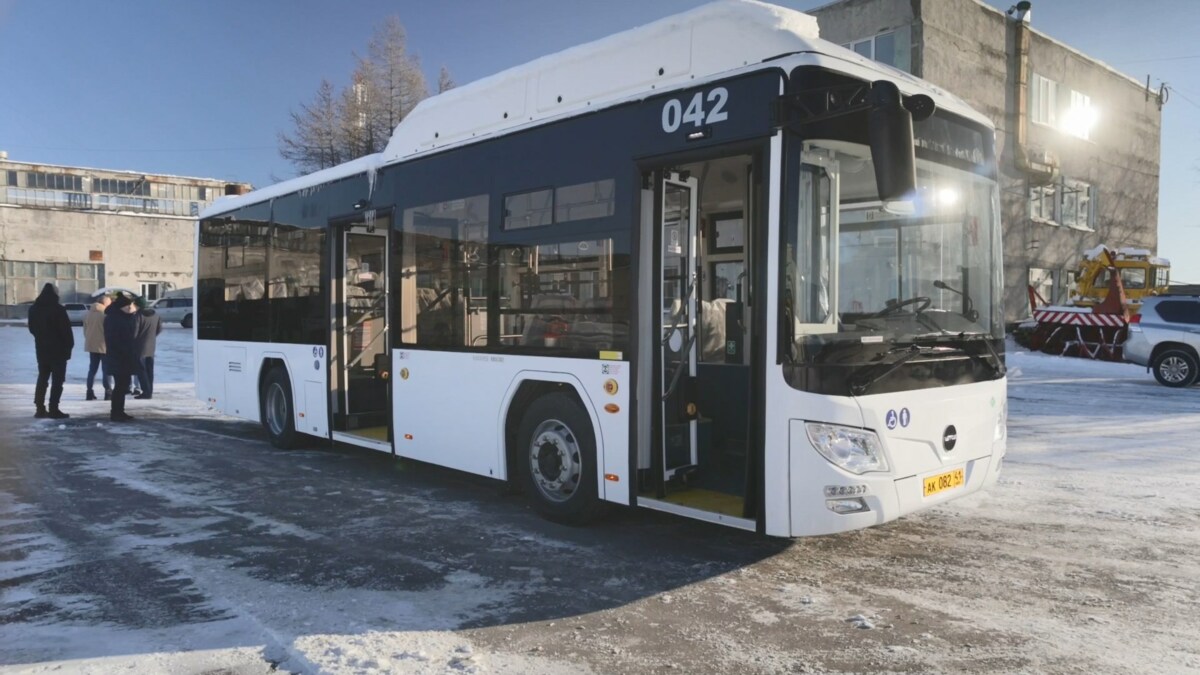 Владимир Солодов осмотрел новые автобусы, закупленные для пассажирских перевозок в столице Камчатки 