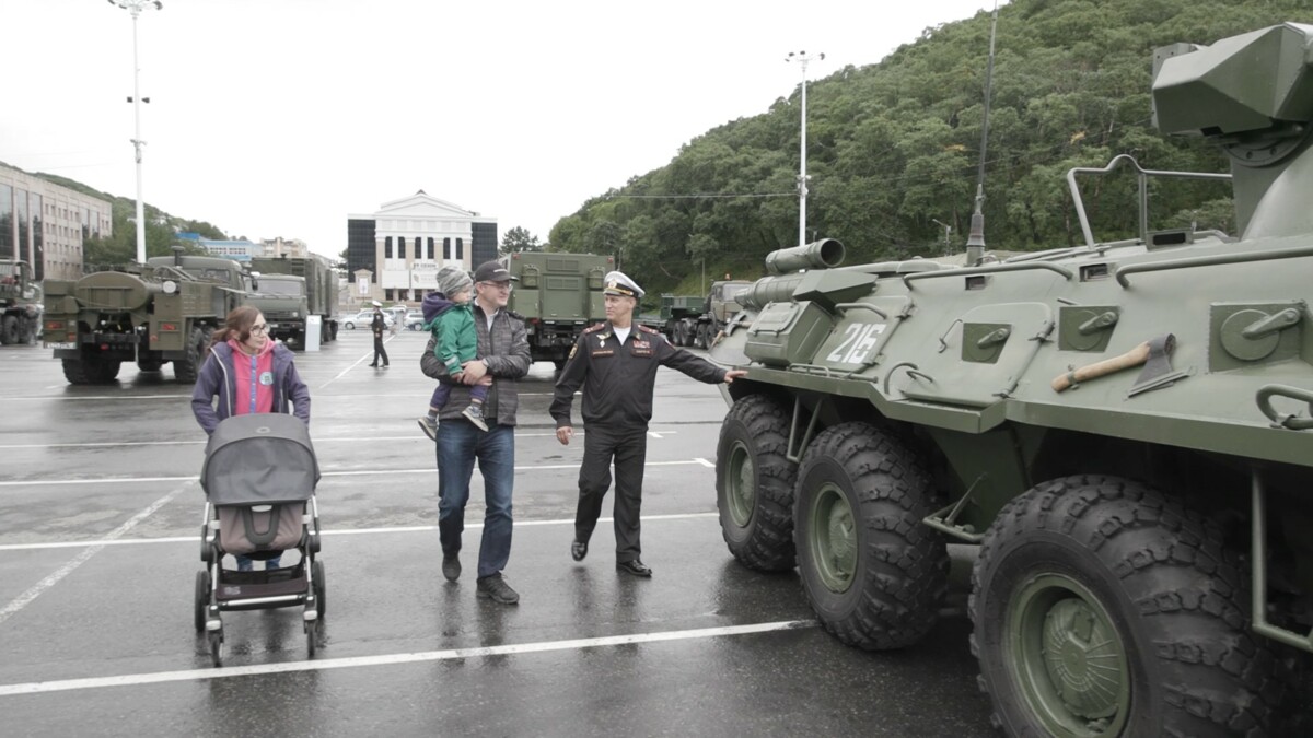 Владимир Солодов вместе с семьёй посетил выставку боевых машин форума «Армия – 2022» на Камчатке